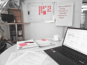 Beratungszimmer mit Flipchart, Business Model Canvas und Unterlagen